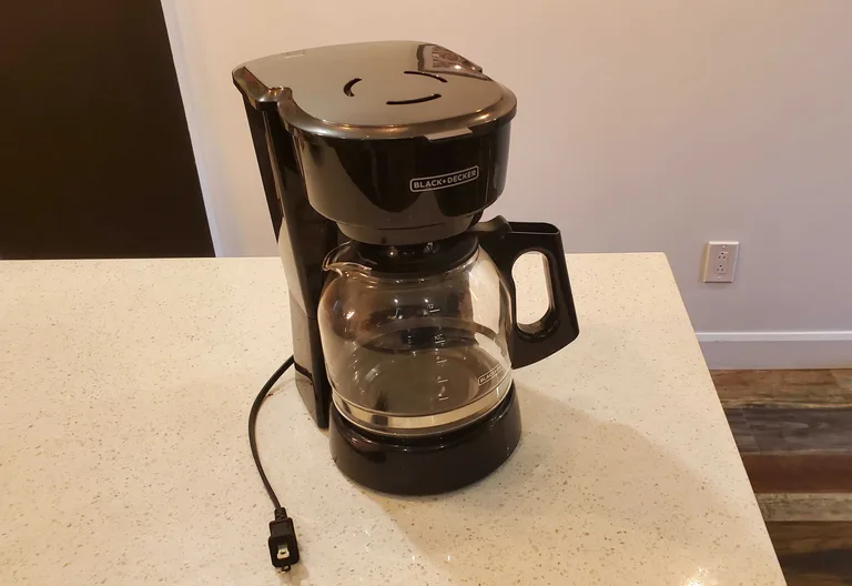 Cafetière Black+Decker noire et grise 12 tasses