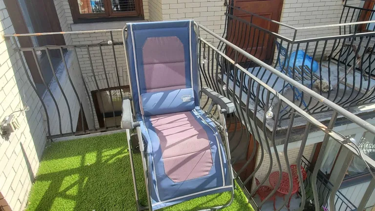 Chaise longue Timber Ridge ajustable bleue et mauve avec porte-gobelet