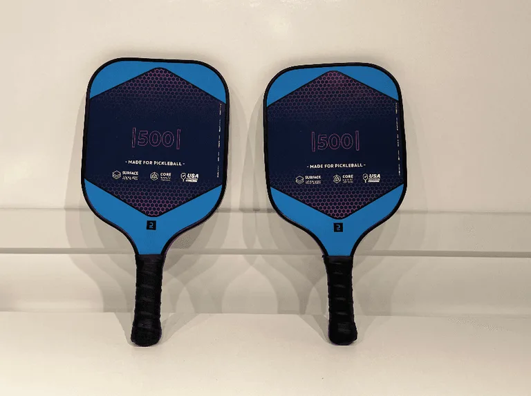 Ensemble de pickleball Artengo avec raquettes bleues et violettes