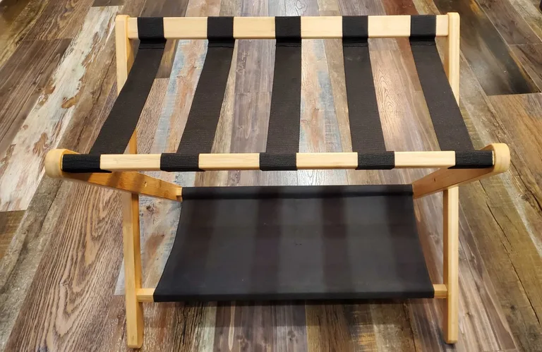 Repose-bagages en bois clair avec lanières noires, prêt à l’emploi, sur plancher moderne à Montréal Plateau Mont-Royal