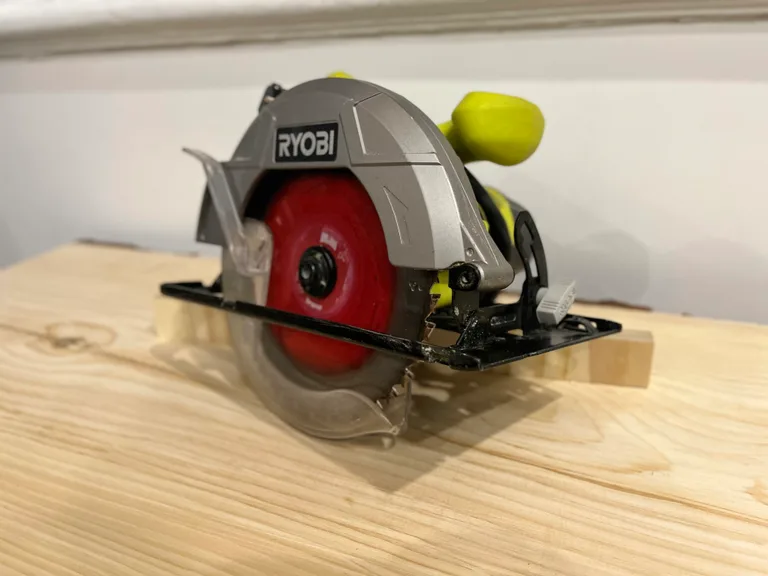 Scie circulaire RYOBI robuste pour tous projets