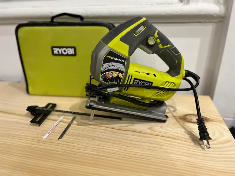 Scie sauteuse électrique Ryobi verte et noire